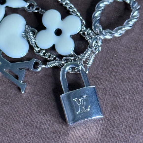 Louis Vuitton Necklace - Picture 14 of 15